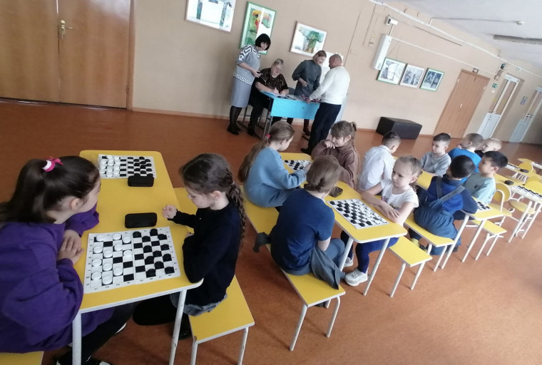 17.03.2023 прошел турнир по шашкам среди учеников начальной школы.